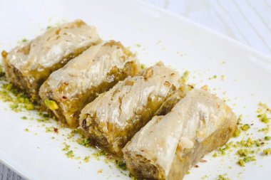 Geleneksel hindistancevizli tatlı baklavası. Ev yapımı fındıklı ve ballı baklava..