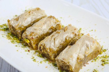 Geleneksel hindistancevizli tatlı baklavası. Ev yapımı fındıklı ve ballı baklava..