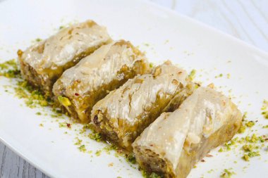 Geleneksel hindistancevizli tatlı baklavası. Ev yapımı fındıklı ve ballı baklava..