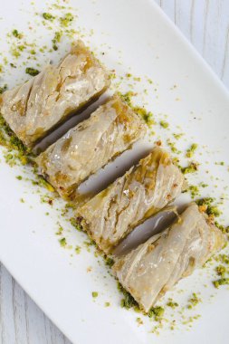 Geleneksel hindistancevizli tatlı baklavası. Ev yapımı fındıklı ve ballı baklava..