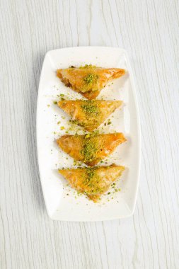 Geleneksel hindistancevizli tatlı baklavası. Ev yapımı fındıklı ve ballı baklava..