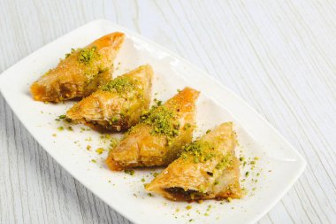 Geleneksel hindistancevizli tatlı baklavası. Ev yapımı fındıklı ve ballı baklava..