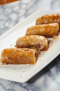 Geleneksel hindistancevizli tatlı baklavası. Ev yapımı fındıklı ve ballı baklava..