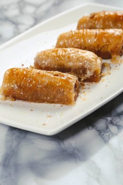 Geleneksel hindistancevizli tatlı baklavası. Ev yapımı fındıklı ve ballı baklava..