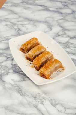 Geleneksel hindistancevizli tatlı baklavası. Ev yapımı fındıklı ve ballı baklava..