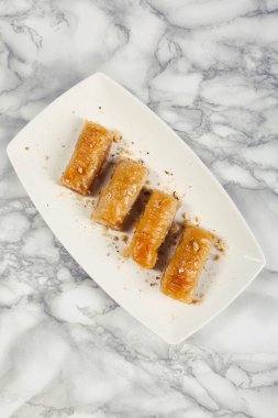 Geleneksel hindistancevizli tatlı baklavası. Ev yapımı fındıklı ve ballı baklava..