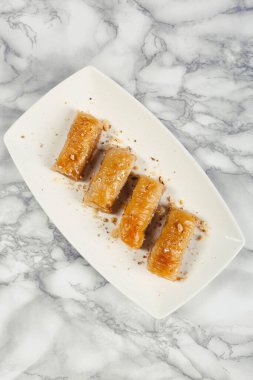 Geleneksel hindistancevizli tatlı baklavası. Ev yapımı fındıklı ve ballı baklava..