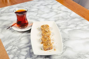 Geleneksel hindistancevizli tatlı baklavası. Ev yapımı fındıklı ve ballı baklava..
