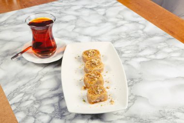 Geleneksel hindistancevizli tatlı baklavası. Ev yapımı fındıklı ve ballı baklava..