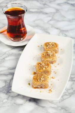 Geleneksel hindistancevizli tatlı baklavası. Ev yapımı fındıklı ve ballı baklava..
