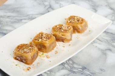 Geleneksel hindistancevizli tatlı baklavası. Ev yapımı fındıklı ve ballı baklava..