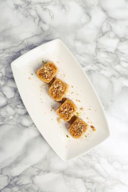 Geleneksel hindistancevizli tatlı baklavası. Ev yapımı fındıklı ve ballı baklava..