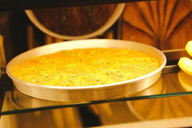 Geleneksel hindistancevizli tatlı baklavası. Ev yapımı fındıklı ve ballı baklava..