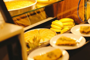 Geleneksel hindistancevizli tatlı baklavası. Ev yapımı fındıklı ve ballı baklava..