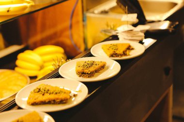 Geleneksel hindistancevizli tatlı baklavası. Ev yapımı fındıklı ve ballı baklava..