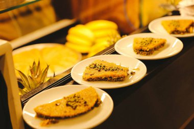 Geleneksel hindistancevizli tatlı baklavası. Ev yapımı fındıklı ve ballı baklava..