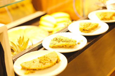 Geleneksel hindistancevizli tatlı baklavası. Ev yapımı fındıklı ve ballı baklava..