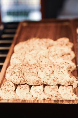 Bir grup çeşit kurabiye. Çikolata parçacıklı, yulaflı, kuru üzümlü, beyaz çikolatalı.