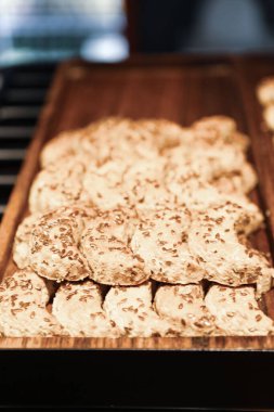 Bir grup çeşit kurabiye. Çikolata parçacıklı, yulaflı, kuru üzümlü, beyaz çikolatalı.