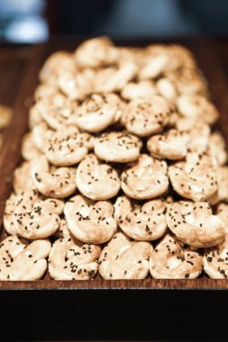 Bir grup çeşit kurabiye. Çikolata parçacıklı, yulaflı, kuru üzümlü, beyaz çikolatalı.