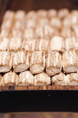 Bir grup çeşit kurabiye. Çikolata parçacıklı, yulaflı, kuru üzümlü, beyaz çikolatalı.