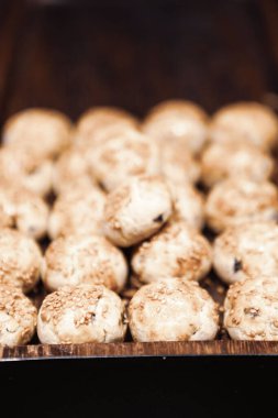 Bir grup çeşit kurabiye. Çikolata parçacıklı, yulaflı, kuru üzümlü, beyaz çikolatalı.