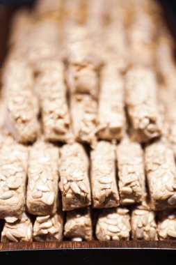 Bir grup çeşit kurabiye. Çikolata parçacıklı, yulaflı, kuru üzümlü, beyaz çikolatalı.