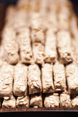 Bir grup çeşit kurabiye. Çikolata parçacıklı, yulaflı, kuru üzümlü, beyaz çikolatalı.