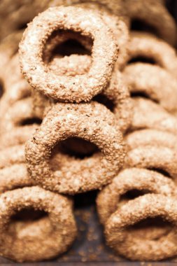 Bir grup çeşit kurabiye. Çikolata parçacıklı, yulaflı, kuru üzümlü, beyaz çikolatalı.