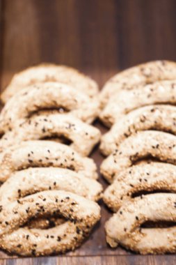 Bir grup çeşit kurabiye. Çikolata parçacıklı, yulaflı, kuru üzümlü, beyaz çikolatalı.