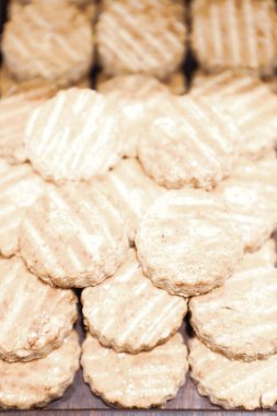 Bir grup çeşit kurabiye. Çikolata parçacıklı, yulaflı, kuru üzümlü, beyaz çikolatalı.