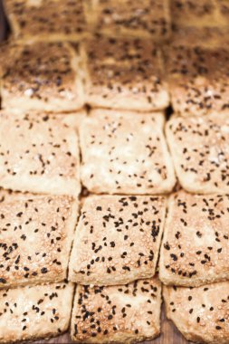 Bir grup çeşit kurabiye. Çikolata parçacıklı, yulaflı, kuru üzümlü, beyaz çikolatalı.