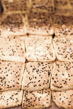 Bir grup çeşit kurabiye. Çikolata parçacıklı, yulaflı, kuru üzümlü, beyaz çikolatalı.