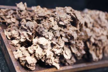 Bir grup çeşit kurabiye. Çikolata parçacıklı, yulaflı, kuru üzümlü, beyaz çikolatalı.