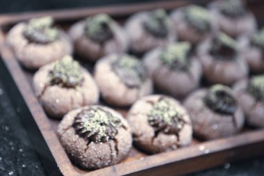 Bir grup çeşit kurabiye. Çikolata parçacıklı, yulaflı, kuru üzümlü, beyaz çikolatalı.