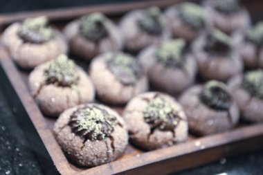 Bir grup çeşit kurabiye. Çikolata parçacıklı, yulaflı, kuru üzümlü, beyaz çikolatalı.