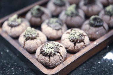 Bir grup çeşit kurabiye. Çikolata parçacıklı, yulaflı, kuru üzümlü, beyaz çikolatalı.