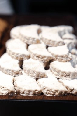 Bir grup çeşit kurabiye. Çikolata parçacıklı, yulaflı, kuru üzümlü, beyaz çikolatalı.