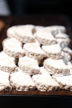 Bir grup çeşit kurabiye. Çikolata parçacıklı, yulaflı, kuru üzümlü, beyaz çikolatalı.