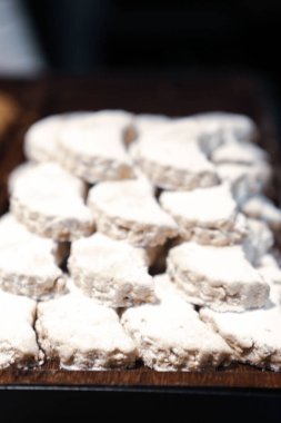 Bir grup çeşit kurabiye. Çikolata parçacıklı, yulaflı, kuru üzümlü, beyaz çikolatalı.