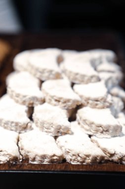 Bir grup çeşit kurabiye. Çikolata parçacıklı, yulaflı, kuru üzümlü, beyaz çikolatalı.