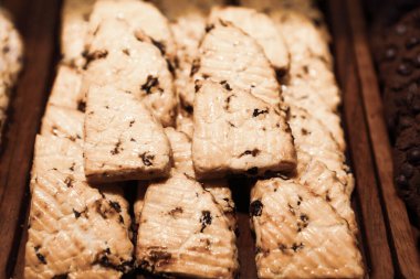 Bir grup çeşit kurabiye. Çikolata parçacıklı, yulaflı, kuru üzümlü, beyaz çikolatalı.