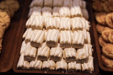 Bir grup çeşit kurabiye. Çikolata parçacıklı, yulaflı, kuru üzümlü, beyaz çikolatalı.