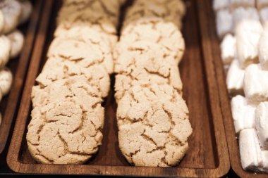 Bir grup çeşit kurabiye. Çikolata parçacıklı, yulaflı, kuru üzümlü, beyaz çikolatalı.