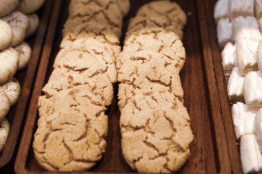 Bir grup çeşit kurabiye. Çikolata parçacıklı, yulaflı, kuru üzümlü, beyaz çikolatalı.