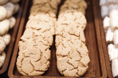 Bir grup çeşit kurabiye. Çikolata parçacıklı, yulaflı, kuru üzümlü, beyaz çikolatalı.