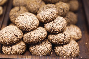 Bir grup çeşit kurabiye. Çikolata parçacıklı, yulaflı, kuru üzümlü, beyaz çikolatalı.