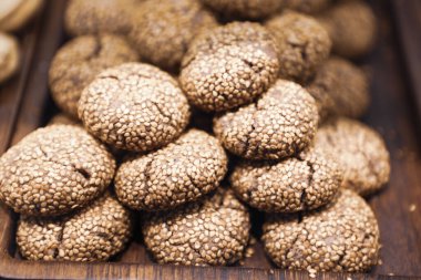 Bir grup çeşit kurabiye. Çikolata parçacıklı, yulaflı, kuru üzümlü, beyaz çikolatalı.