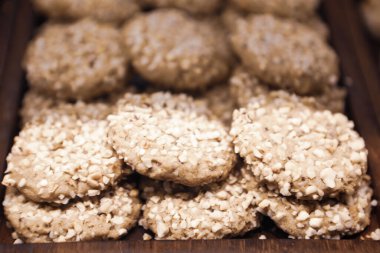 Bir grup çeşit kurabiye. Çikolata parçacıklı, yulaflı, kuru üzümlü, beyaz çikolatalı.