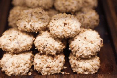 Bir grup çeşit kurabiye. Çikolata parçacıklı, yulaflı, kuru üzümlü, beyaz çikolatalı.